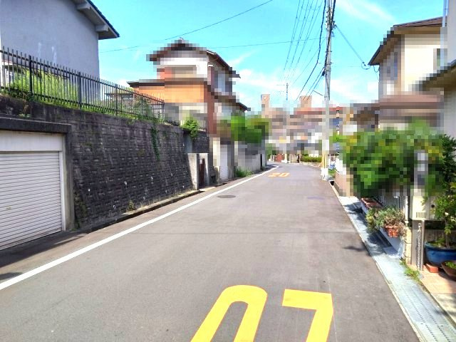 【前面道路含む現地写真】 | 富田林市寺池台2丁目　中古戸建 | 前面道路は北東側幅員約6mの公道。ゆとりの広さでお車のすれ違いや駐車もスムーズ！運転が苦手な方でも出入りしやすい環境です。内覧・お問い合わせはお気軽にどうぞ。