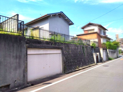 【前面道路含む現地写真】 | 富田林市寺池台2丁目　中古戸建 | ビルトインガレージ1台分あり(車種による)！雨風や紫外線から愛車を守ることができ、汚れや劣化も軽減。防犯性も高いシャッター付き。