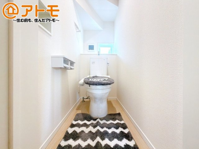 【トイレ】 | 三島市青木第4　新築一戸建て　3号棟 | 窓があり換気もすぐにできる、清潔感のあるトイレです♪