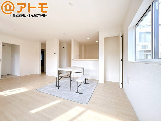 【居間・リビング】 | 三島市青木第4　新築一戸建て　3号棟 | 広々と開放的なLDKは、家族が自然と集まる広さ♪お子様のリビング学習にもピッタリ♪