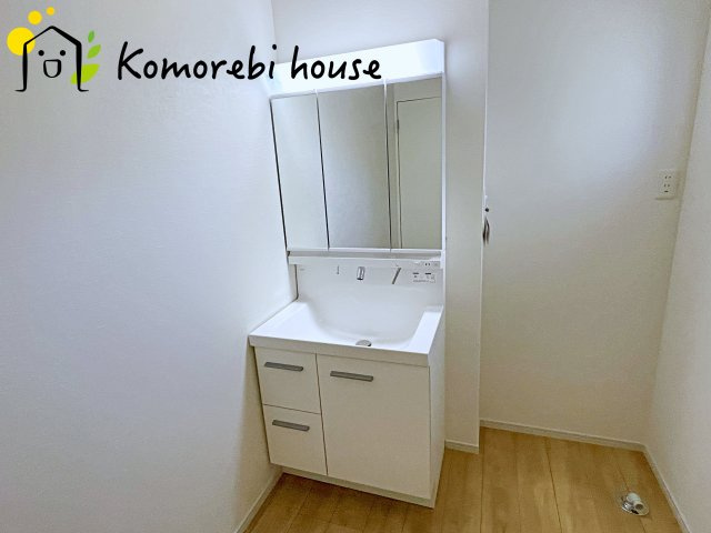 上尾市緑丘　9期　新築一戸建て　グレース　01の独立洗面台|朝の支度にも助かる、独立の洗髪洗面化粧台
