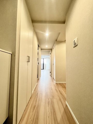 ライオンズマンション大宮宮原の玄関|廊下にも収納がございますので、背の高いゴルフバックやスノーボード、キャンプ用品も収納可能です♪