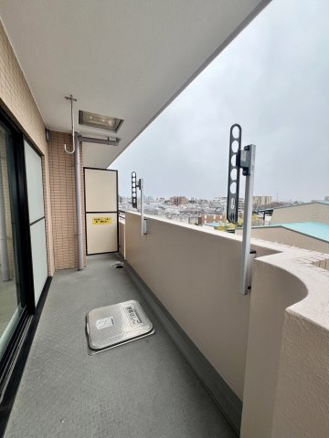 ライオンズマンション大宮宮原のバルコニー|南西向きのバルコニー。6階なので虫がくる心配もございません。