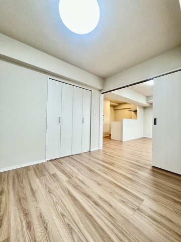 ライオンズマンション大宮宮原の洋室|【洋室6.0帖】天井吊り戸で床の段座がございませんのでお掃除らくちんです♪