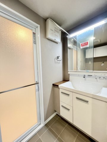 ライオンズマンション大宮宮原の脱衣所|身支度がしやすい三面鏡付き洗面化粧台。鏡の裏と洗面ボード下にも収納ございますのでごちゃごちゃな洗面台とはおさらばです。