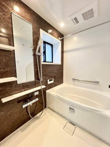 ライオンズマンション大宮宮原の浴室|足を伸ばせる広々とした浴槽で一日の疲れを癒してください。