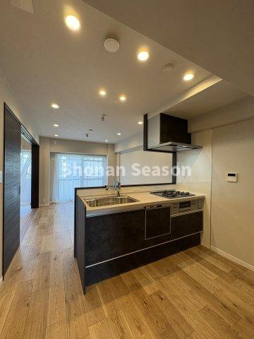 【キッチン】 | キッチンからはリビングを見渡すことができ、会話も弾みます♪