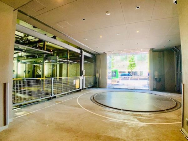 イニシアイオ西麻布の駐車場