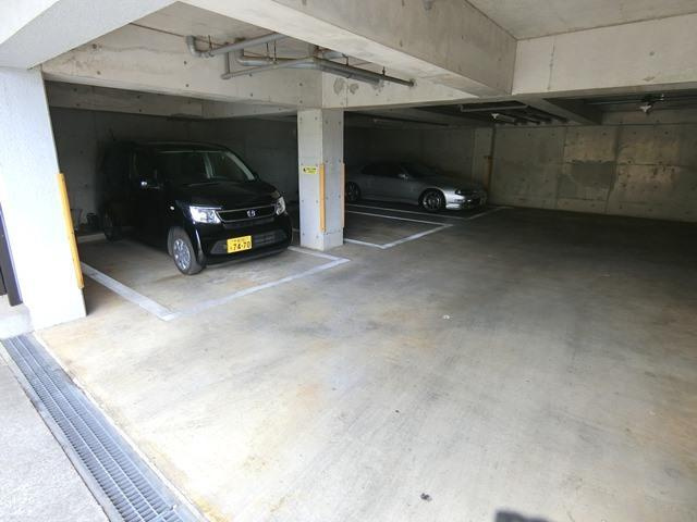 西都賀ハイツ の駐車場