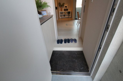 【玄関】 | b.DOUGASHIBA | 4階モデルルームのお写真です
