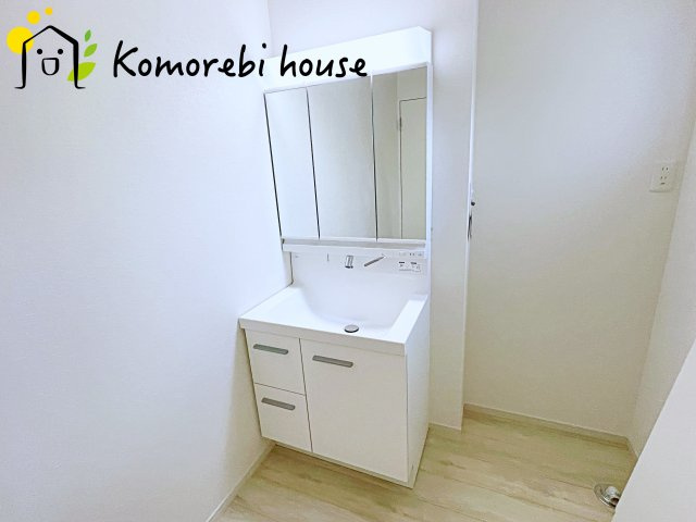 上尾市緑丘　9期　新築一戸建て　グレース　02の独立洗面台|独立洗面化粧台が付いています