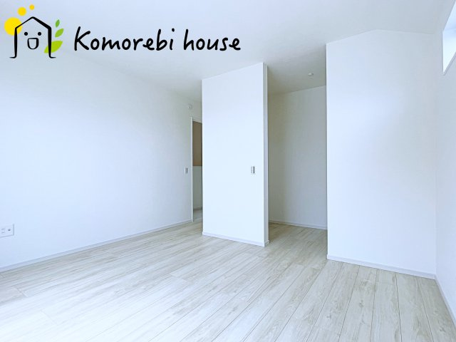 上尾市緑丘　9期　新築一戸建て　グレース　02の寝室|開放的な寝室です