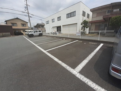 【駐車場】 | フローレス | 駐車場があるので、車を買う予定の方も安心です