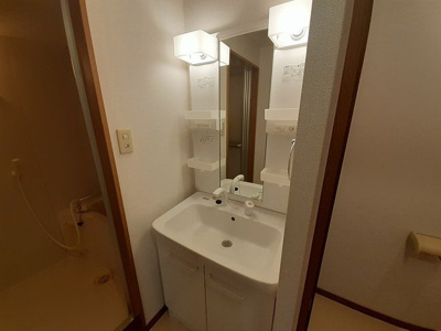 【洗面所】 | サンファミール西庄 | ゆったりとスペースのある洗面所