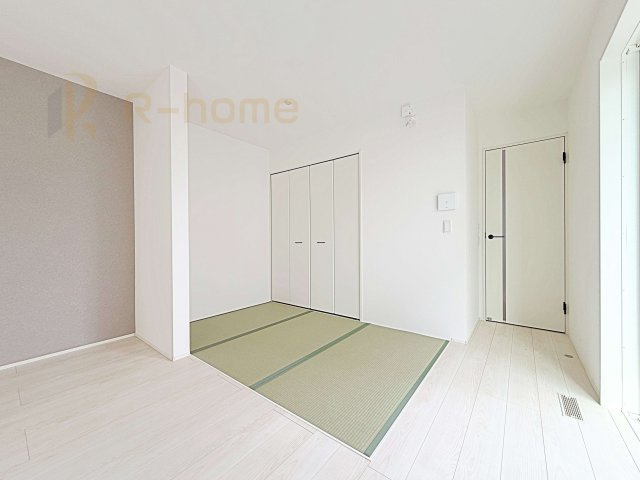 我孫子市青山第1期　新築戸建て　1号棟のその他|リビングに3帖の畳コーナー！キッズスペースとしても活用できます♪