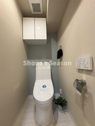 【トイレ】 | 掃除用具やペーパーのストックもしやすい収納付き！一体型でお掃除もしやすいですよ◎