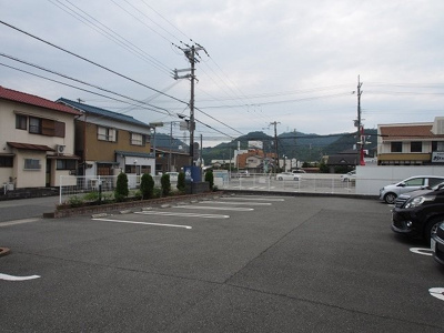 【駐車場】 | ポエム・ひまわり | 駐車場に車を止められます