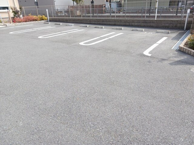 【駐車場】 | ウエスト・ラポール | 駐車場があるので、車を買う予定の方も安心です