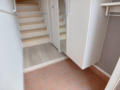 【玄関】 | ウエスト・ラポール | 明るい玄関です