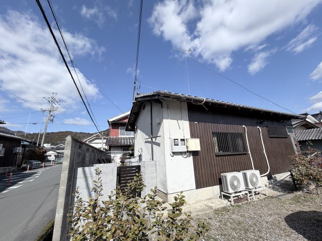 丹波市春日町黒井の中古一戸建の前面道路含む現地写真