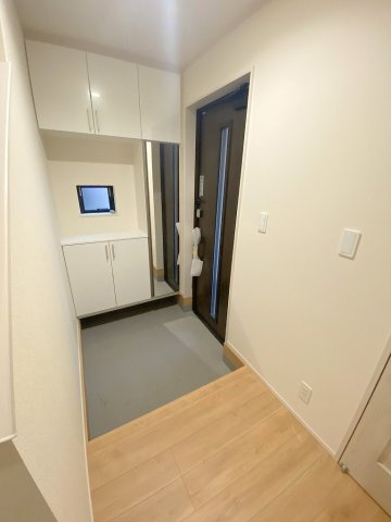 吉川市高久1丁目　新築戸建　全3棟　A号棟の玄関|同施工会社の参考写真になります。