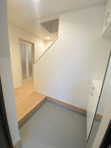 吉川市高久1丁目　新築戸建　全3棟　A号棟の玄関|同施工会社の参考写真になります。