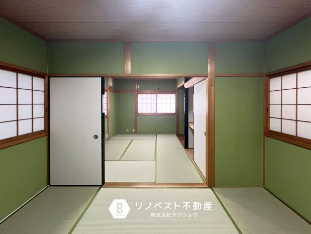 東大阪市花園東町1丁目の和室|約6帖の和室。
引き戸を開けて、隣の和室と繋げることも可能です◎