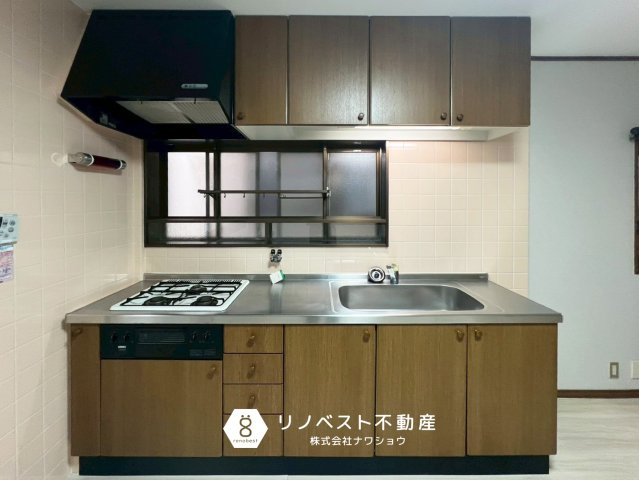 東大阪市花園東町1丁目のキッチン|グリル付きのシステムキッチン。
窓があり、手元が明るく作業がしやすいですね◎