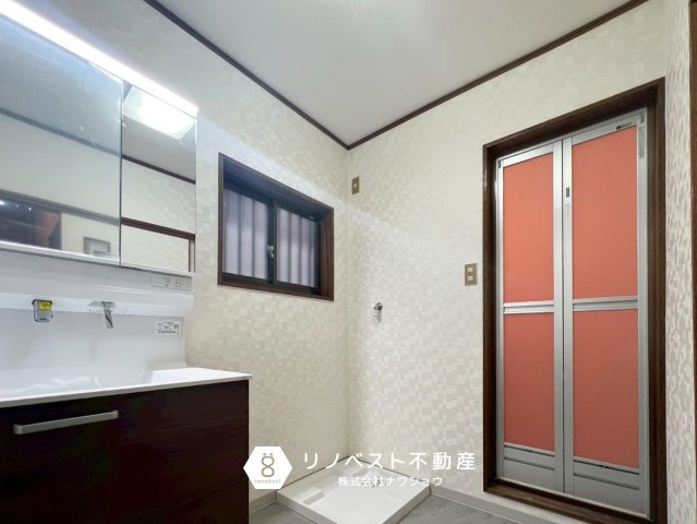 東大阪市花園東町1丁目の脱衣所|1階にある洗面所。
窓付きで、換気もしっかりできます◎