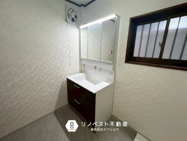 東大阪市花園東町1丁目の独立洗面台|三面鏡付独立洗面台です。
鏡裏にも収納できるのが嬉しいですね♪