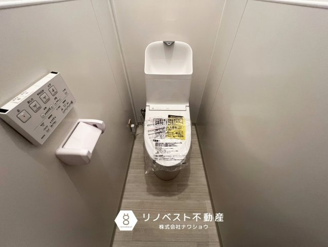 東大阪市花園東町1丁目のトイレ|温水洗浄機能付きのトイレ。
シンプルな内装で落ち着きますね♪
