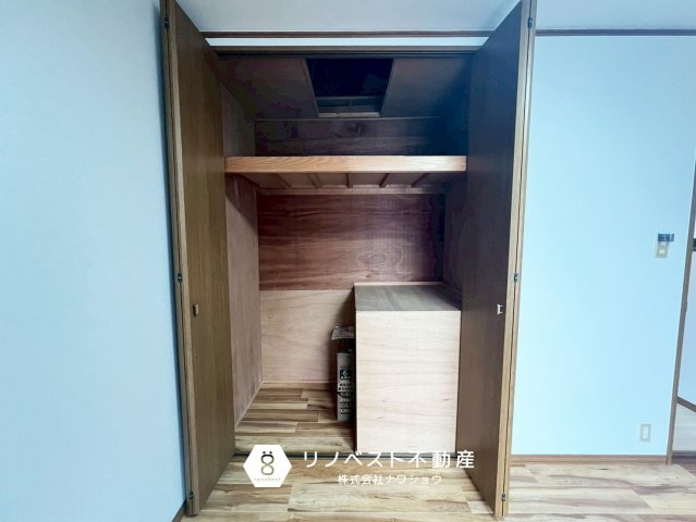 東大阪市花園東町1丁目の収納|奥行きのあるクローゼット完備。
キャリーケースなども収納できそうですね◎