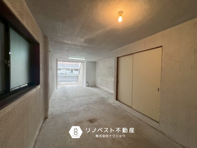 東大阪市花園東町1丁目の駐車場|奥行きのあるゆったりとしたガレージです。
ちょっとしたDIYなどもできそうですね♪