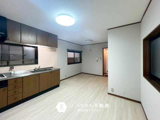 東大阪市花園東町1丁目の居間・リビング|約11帖のLDK。
2階にあるので、プライバシーもしっかり守れます◎