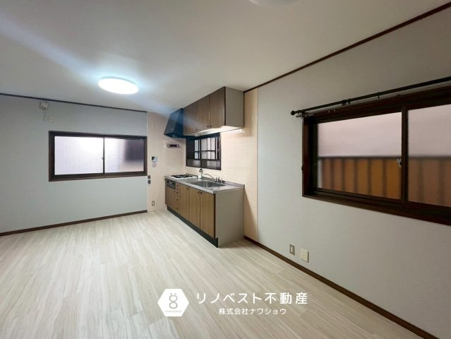 東大阪市花園東町1丁目の居間・リビング|家族が集うLDK。
内装リフォーム済みで、清潔感のある空間です◎
