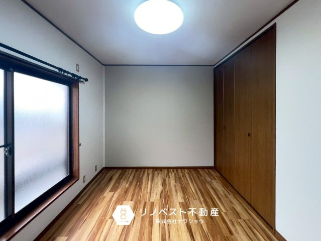 東大阪市花園東町1丁目の洋室|約6帖の洋室。
バルコニーに面した、明るいお部屋です◎