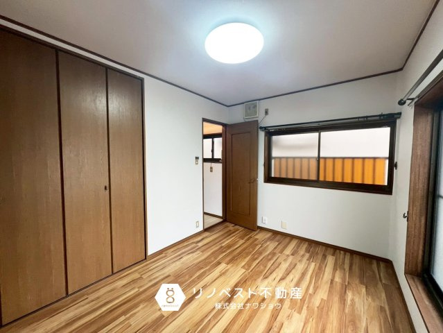 東大阪市花園東町1丁目の洋室|洋室には大容量のクローゼット完備。
2面採光で陽当たり・通風良好です◎