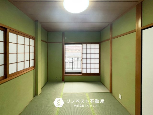 東大阪市花園東町1丁目の和室|約6帖の和室。
LDKと同じ2階にあり、家族団らんの場としてもお使いいただけます♪