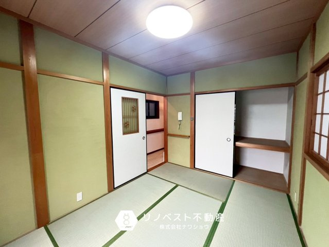 東大阪市花園東町1丁目の和室|2階の和室には押入れがございます。
幅を取る布団もスッキリ片付きますね◎