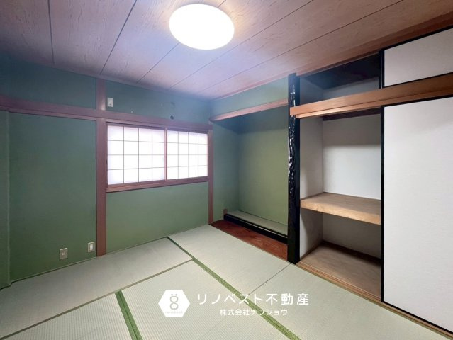 東大阪市花園東町1丁目の和室|約6帖の和室。
3階にあり、床の間・押入れがございます◎