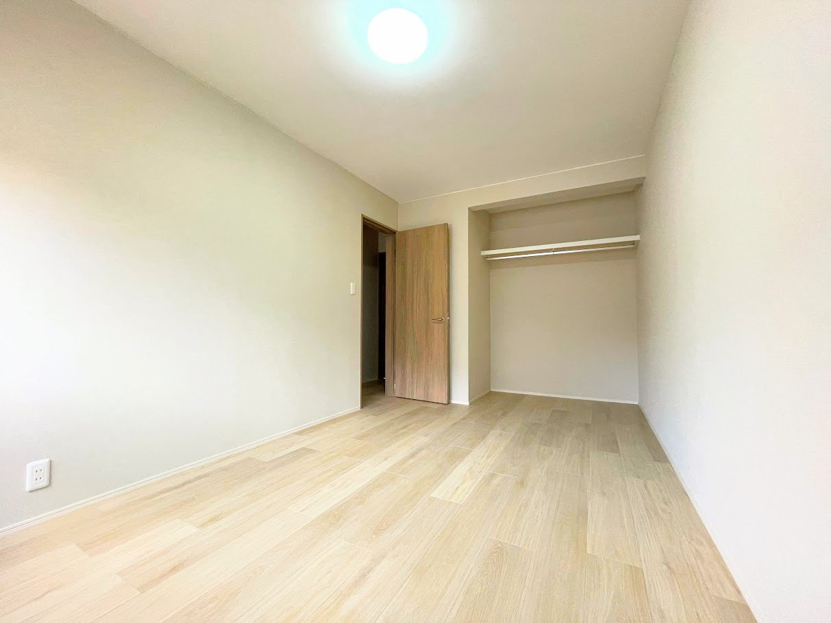 京都府京都市伏見区日野野色町　の洋室|落ち着いたナチュラルな色調の内装は、どんな家具にも調和します◎