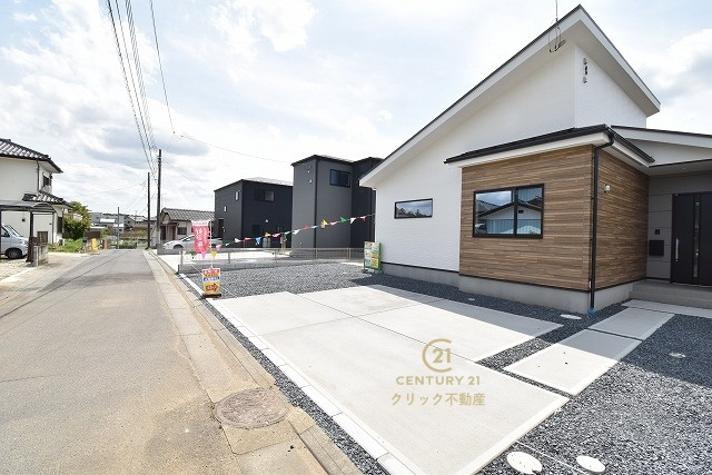 GRACE　水戸市見川　2期 　限定1棟！の駐車場|新築戸建てを購入する際、庭付き、駐車場付きは大変魅力的です。十分な駐車スペースがあれば、ご家族様それぞれが車をご所有の場合や来客の際も安心です。