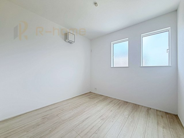 我孫子市青山第1期　新築戸建て　2号棟の洋室|どんな部屋家具も合わせやすいシンプルな洋室！
たっぷりの日差しと心地よい風が舞い込む住まい♪