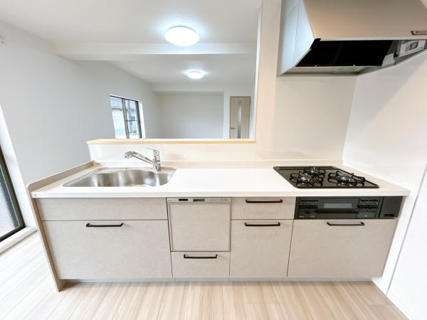 【キッチン】 | 仲介手数料無料！高泊小学校に通えるリフォーム済み中古住宅　山陽小野田市西高泊 | 使い勝手の良いシステムキッチンで楽しくクッキング♪