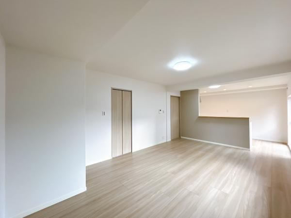 【居間・リビング】 | 仲介手数料無料！高泊小学校に通えるリフォーム済み中古住宅　山陽小野田市西高泊 | こちらの居間で趣味の時間をお楽しみください