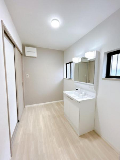 【洗面所】 | 仲介手数料無料！高泊小学校に通えるリフォーム済み中古住宅　山陽小野田市西高泊 | ゆったりとスペースのある洗面所