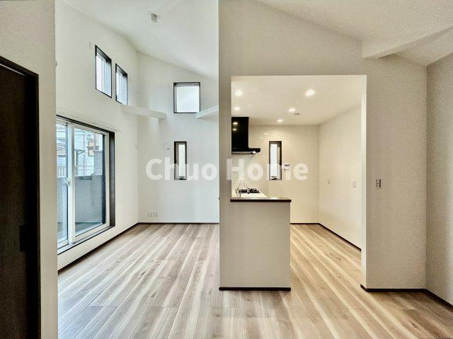 江戸川区春江町3丁目新築分譲住宅のダイニング|【ダイニング】忙しい朝でも、しっかり家族が揃って食事をして頂けるゆとりある大きさのダイニングスペース。奥様が作る手料理をカウンター越しに受けとって頂き、テーブルで囲む素敵な時間を存分に愉しんで下さい。
