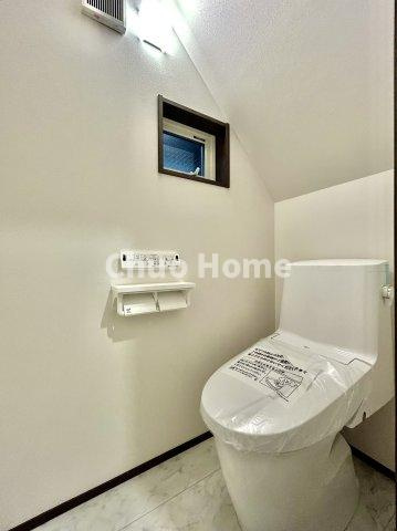 江戸川区春江町3丁目新築分譲住宅のトイレ|【トイレ】温水洗浄便座機能付きトイレ。温水洗浄便座は清潔にお使いいただくための大切なアイテムです。