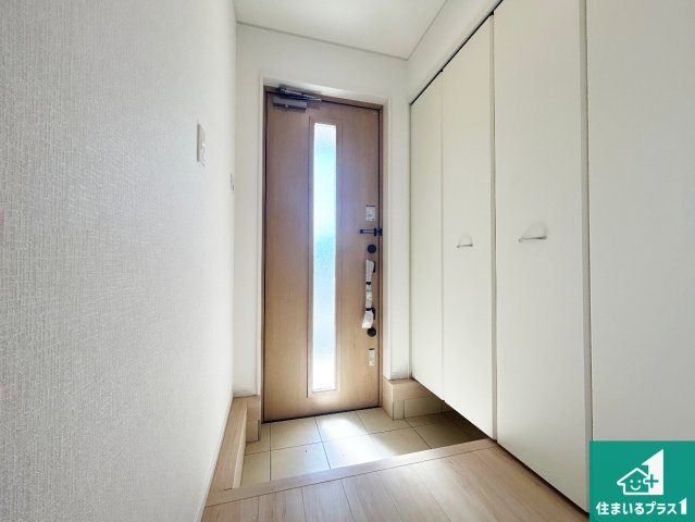 高石市綾園　第2期　新築一戸建ての玄関|シューズボックスにはたくさんの靴が収納できるので玄関周りはいつもスッキリ！ご家族が増えても安心！