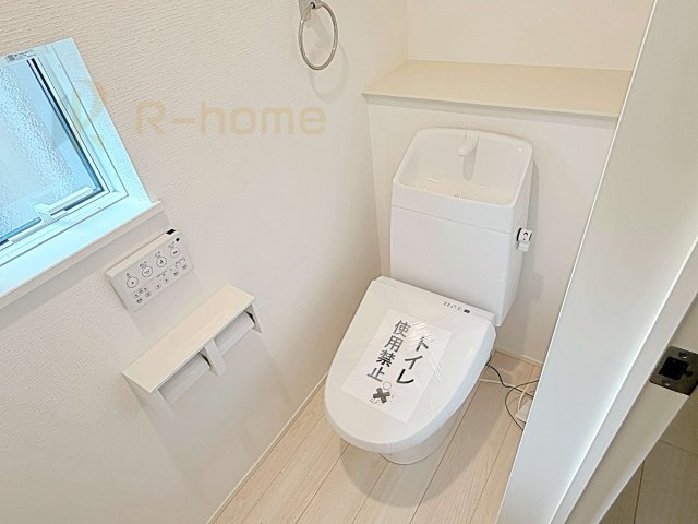 我孫子市青山第1期　新築戸建て　3号棟のトイレ|温水洗浄便座付きのトイレ。
トイレが２ヵ所設置で朝の忙しい時間でも安心です。